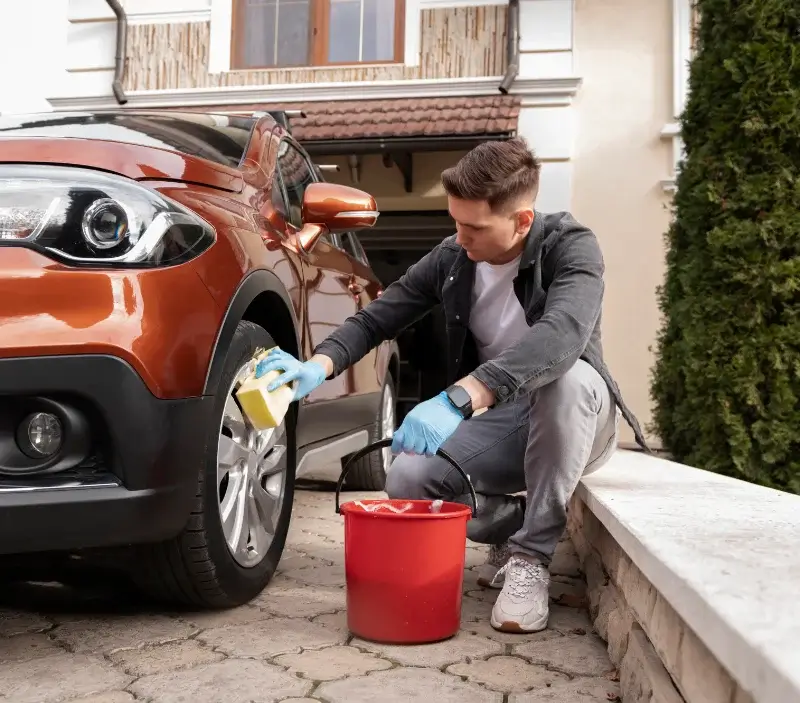Lavage auto à domicile Lanildut : professionnel intervenant sur un véhicule
